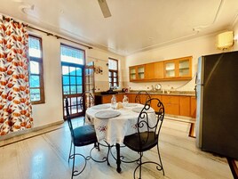 Comfort-huoneisto, jokinäköala | Yksityinen keittiö | Liesi, vedenkeitin