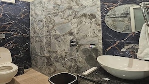 Un bagno con il water, un lavandino e uno specchio.