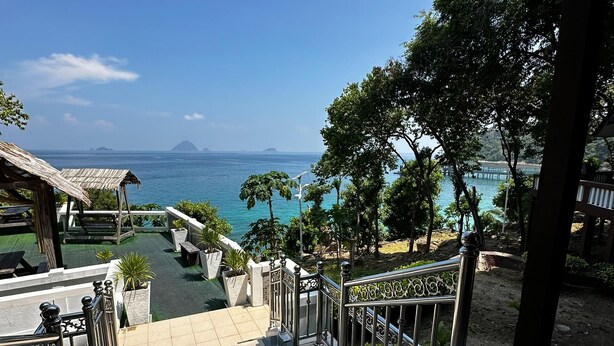 A staircase leading to a terrace with a view of the sea and distant islands. - shari-la Perhentian Island Resort (Pulau Perhentian Kecil)