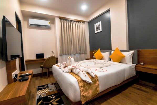 Superior Single Room | Desk, laptop workspace, blackout drapes, soundproofing - Carry Inn Indore (Indore)