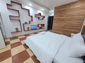 Escritorio, espacio para trabajar con laptop y wifi gratis 