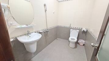 Standard Room, Garden View | Bathroom | Shower, hair dryer, slippers, towels