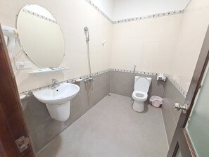Standard Room, Garden View | Bathroom | Shower, hair dryer, slippers, towels