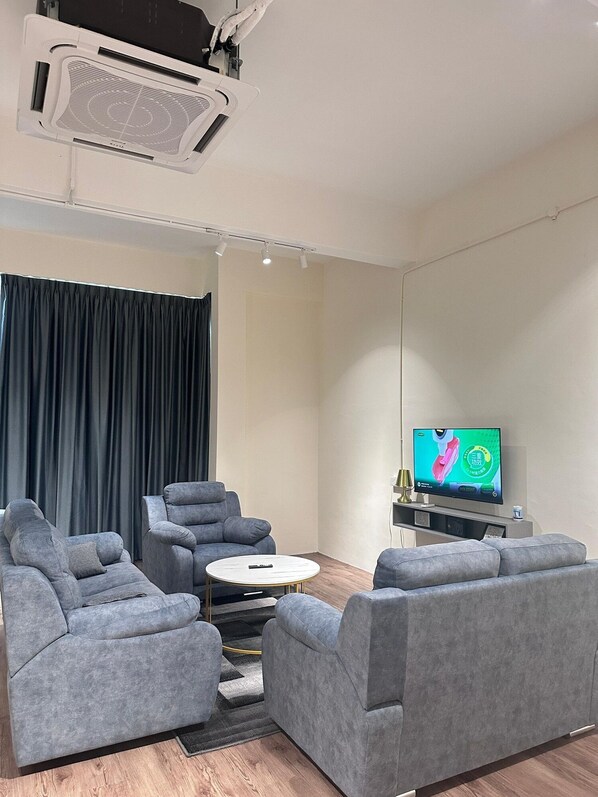 TV - Leo66 Guesthouse  (Muar)