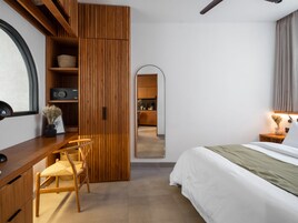 1 habitación, caja de seguridad en la habitación y escritorio 