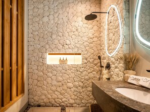 Dusche, Haartrockner, Handtücher, Seife