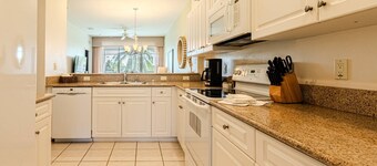 Greenlinks/Lely Condo-2nd floor 200 bldg. with lake view, den w/TV/sleeper sofa & office/work space