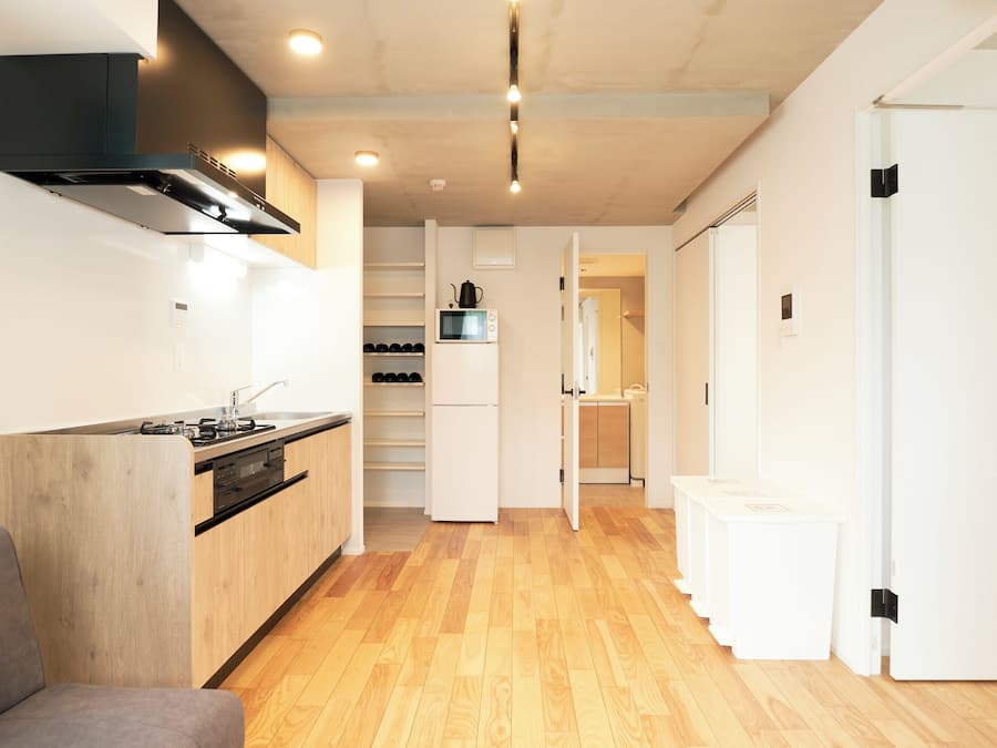 Una cocina moderna con estufa integrada, microondas y armarios blancos.
