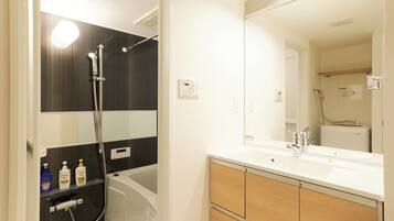 Combined shower/tub, hair dryer, slippers, towels