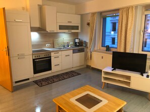 Fridge, oven, stovetop, dishwasher - Apartment 'Moderne Vollmöblierte Wohnung' with Private Garden (Zwickau)