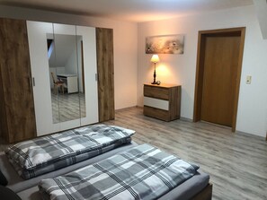 1 bedroom, WiFi, bed sheets - Apartment 'Moderne Vollmöblierte Wohnung' with Private Garden (Zwickau)