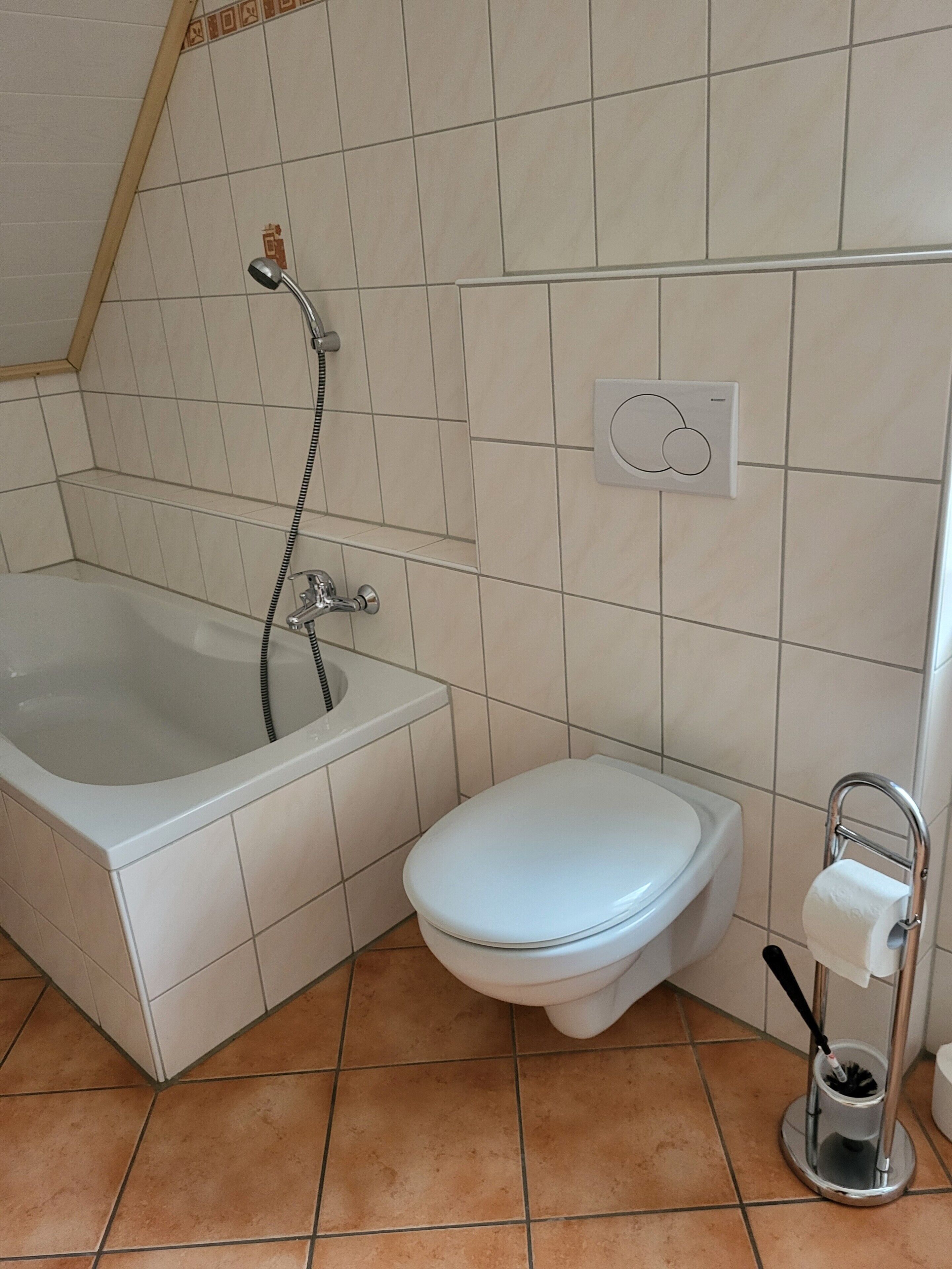 Dusche, kostenlose Toilettenartikel, Haartrockner, Handtücher