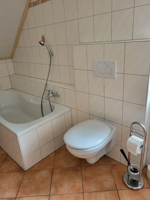 Dusche, kostenlose Toilettenartikel, Haartrockner, Handtücher