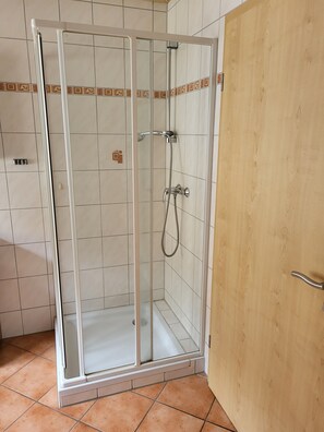 Douche, articles de toilette gratuits, sĂšche-cheveux