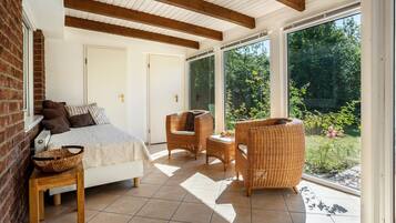 2 slaapkamers, een strijkplank/strijkijzer, gratis wifi, beddengoed