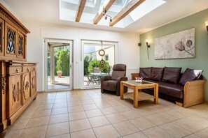 Interior - Holiday Home 'Ferienhaus Sommerrose' with Private Terrace, Private Garden and Wi-Fi (Oberuckersee)