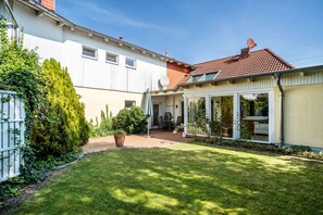 Exterior - Holiday Home 'Ferienhaus Sommerrose' with Private Terrace, Private Garden and Wi-Fi (Oberuckersee)