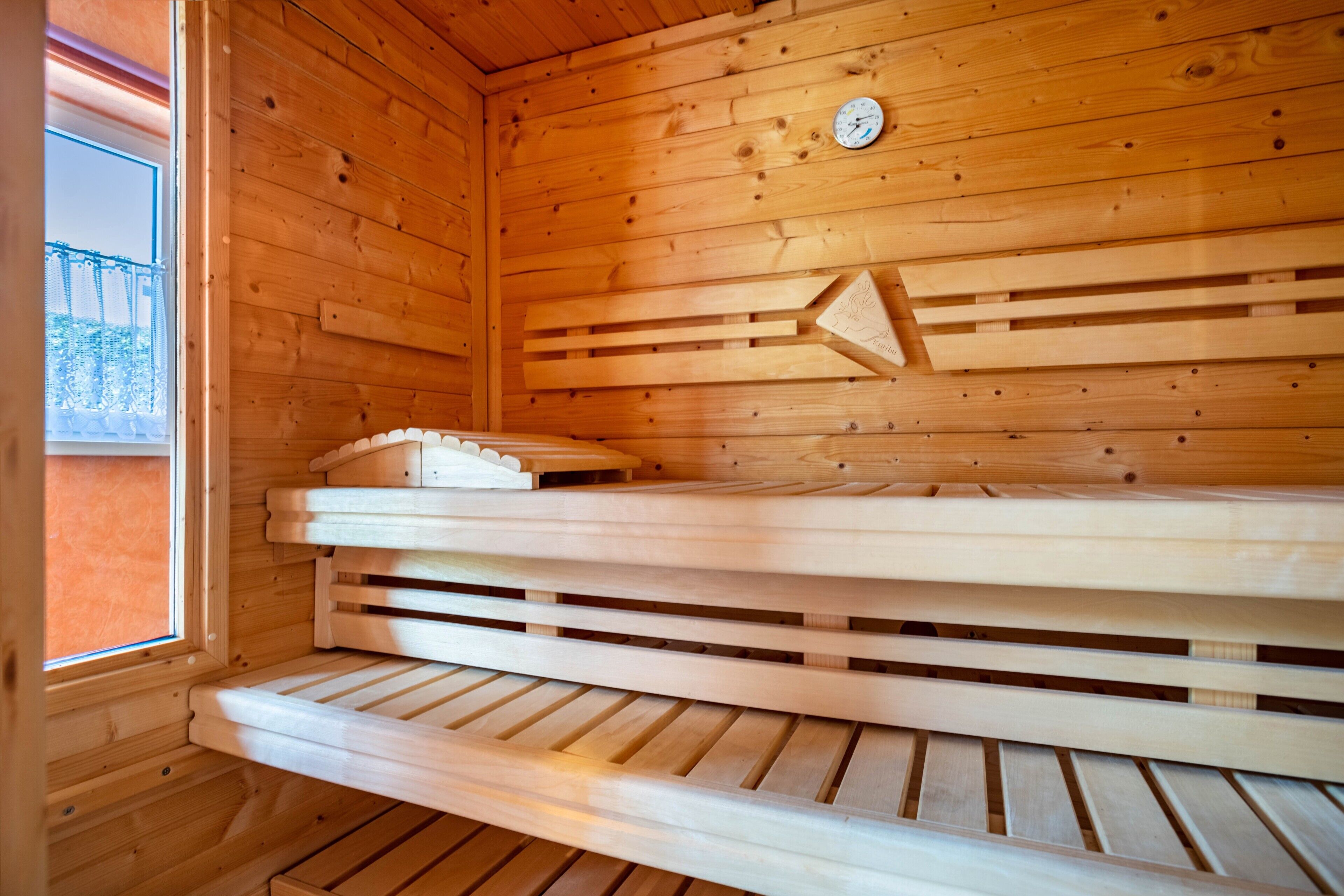 Una sauna con panche in legno e soffitto inclinato.