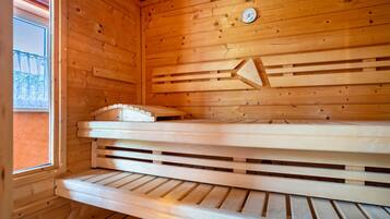 Una sauna con panche in legno e soffitto inclinato.