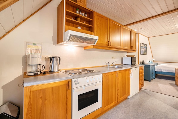 Køleskab, mikrobølgeovn, ovn, kogeplade