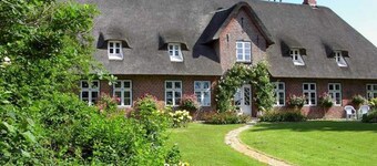 Holiday Apartment 'Giebelwohnung' with Shared Garden and Wi-Fi