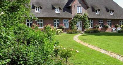 Holiday Apartment 'Giebelwohnung' with Shared Garden and Wi-Fi