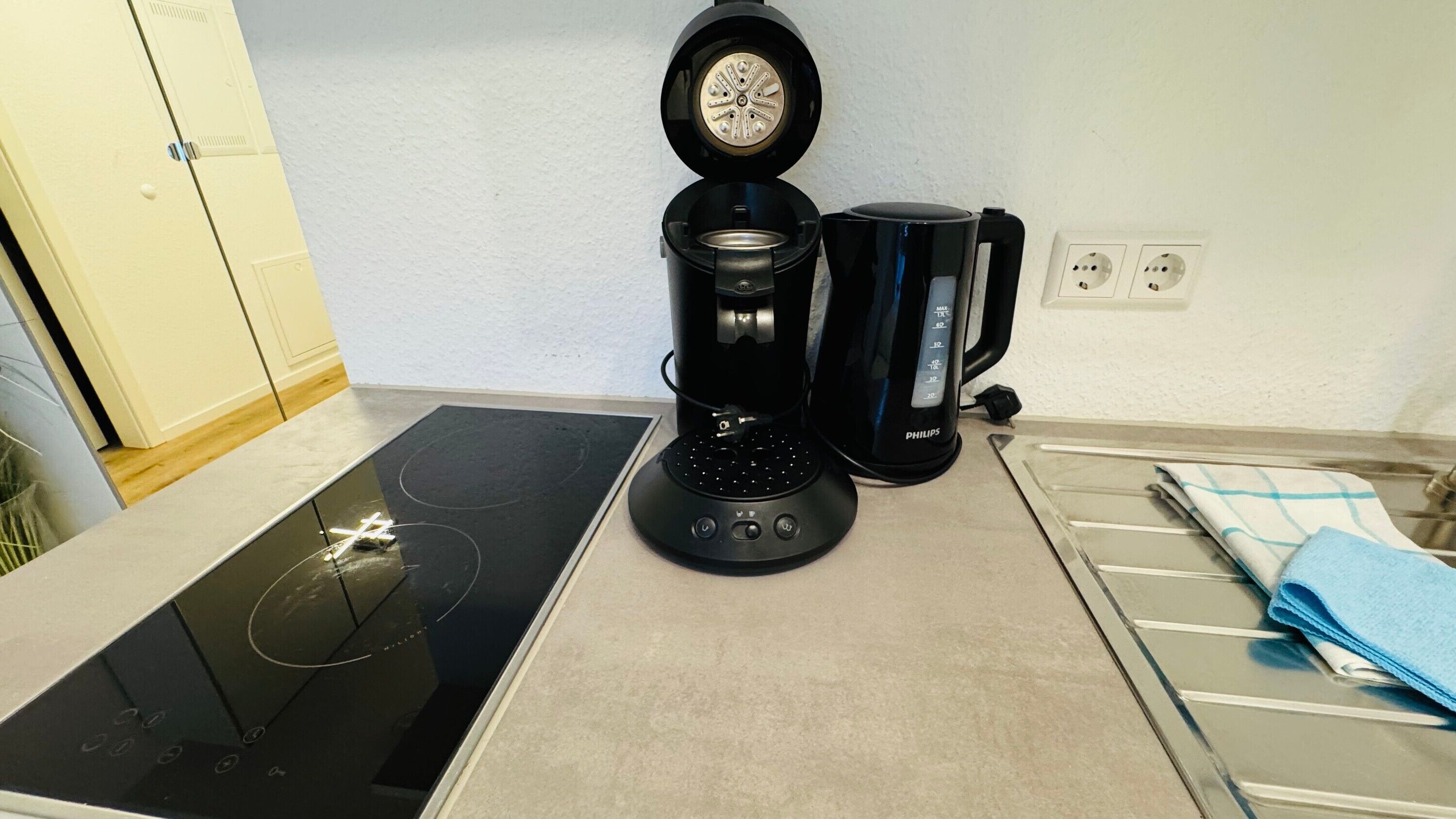 Refrigerador, placa de cocina, cafetera/tetera, tetera/pava eléctrica