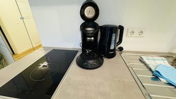 Refrigerador, placa de cocina, cafetera/tetera, tetera/pava eléctrica