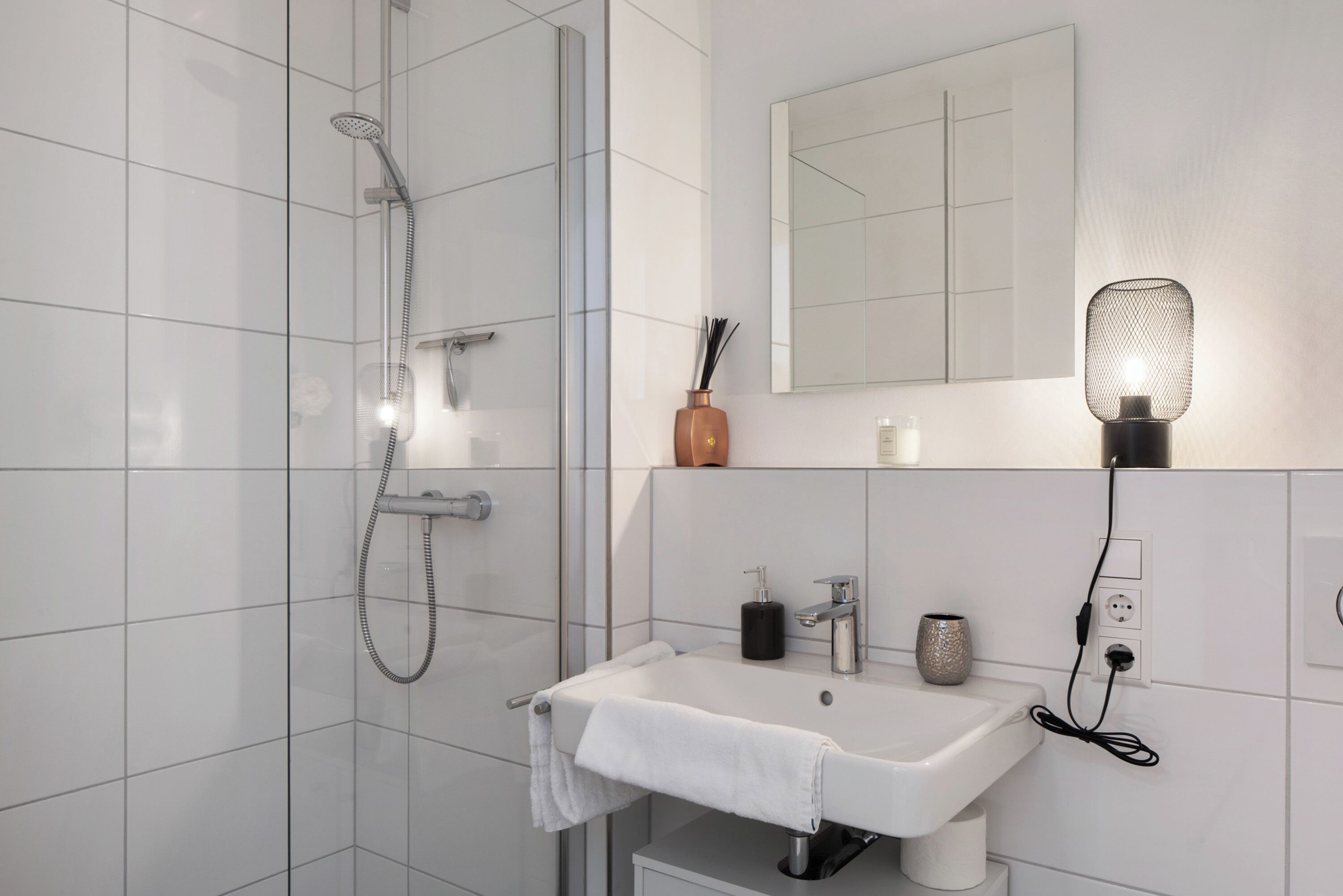 Een douche, een haardroger, handdoeken