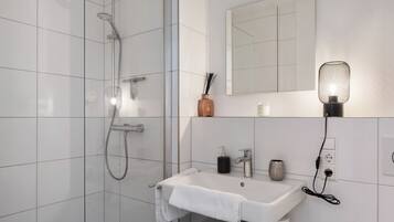 Een douche, een haardroger, handdoeken