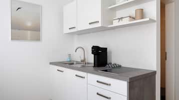 Kühlschrank, Herdplatte, Wasserkocher mit Kaffee-/Teezubehör