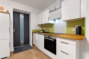 Jääkaappi, mikroaaltouuni, uuni, liesi