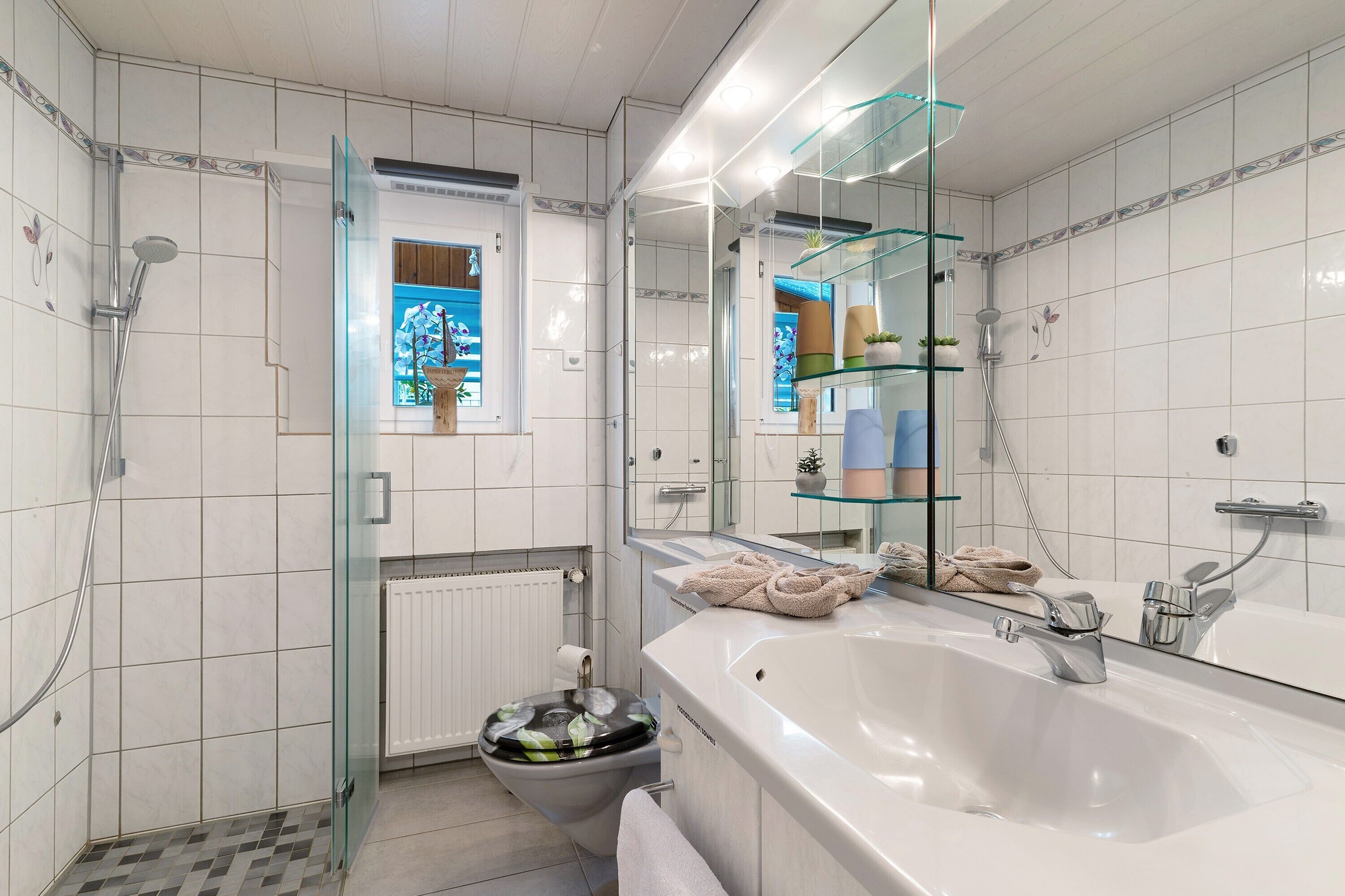 Regadera, amenidades de baño gratuitas, secadora de cabello, toallas 