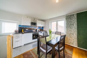 Fridge, microwave, oven, stovetop - Apartment 'Ferienwohnung Meeresblick' with Sea View, Balcony and Wi-Fi (Borkum)