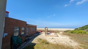 Property grounds - Apartment 'Ferienwohnung Meeresblick' with Sea View, Balcony and Wi-Fi (Borkum)