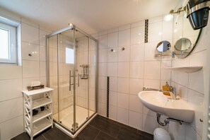 Shower, hair dryer, towels - Apartment 'Ferienwohnung Meeresblick' with Sea View, Balcony and Wi-Fi (Borkum)
