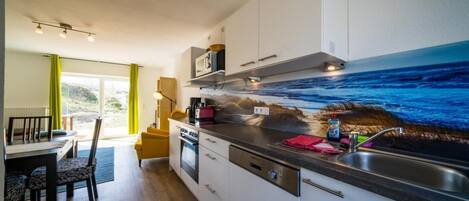 Réfrigérateur, four à micro-ondes, un four, surface de cuisson