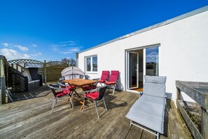 Outdoor dining - Apartment 'Ferienwohnung Sanddorn' with Private Terrace and Wi-Fi (Borkum)