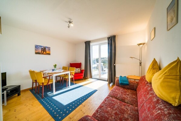 TV, stereo - Apartment 'Ferienwohnung Sanddorn' with Private Terrace and Wi-Fi (Borkum)