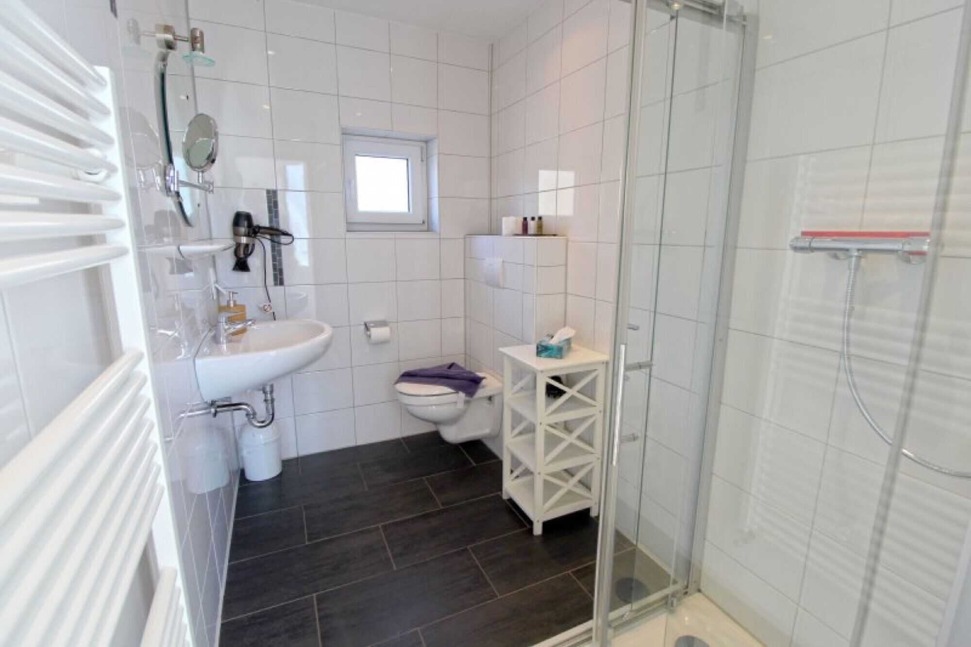 Dusche, kostenlose Toilettenartikel, Haartrockner, Handtücher