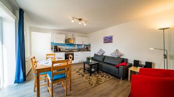 Een televisie en een stereo