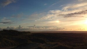 Eine Landschaft mit blauem Himmel und weiter Ferne.