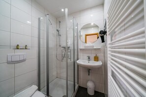 Dusche, Haartrockner, Handtücher