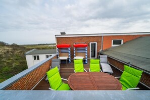Outdoor dining - Apartment 'Appartement Möwennest' with Sea View, Shared Terrace and Wi-Fi (Borkum)