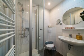 Chuveiro, secador de cabelo, toalhas de banho 