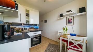 Een koelkast, een magnetron, een oven, een kookplaat