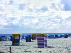 Beach nearby - Holiday Home 'Ferienhaus Sommerlust' with Private Garden, Balcony and Wi-Fi (Borkum)