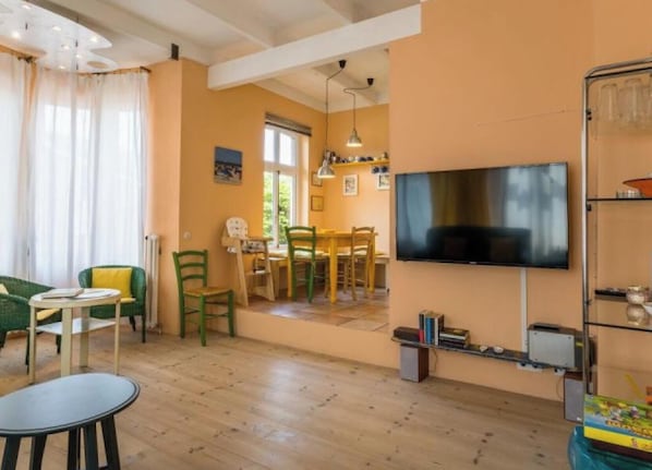 Dining - Holiday Home 'Ferienhaus Sommerlust' with Private Garden, Balcony and Wi-Fi (Borkum)