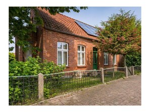 Exterior - Holiday Home 'Ferienhaus Sommerlust' with Private Garden, Balcony and Wi-Fi (Borkum)