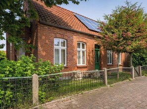 Exterior - Holiday Home 'Ferienhaus Sommerlust' with Private Garden, Balcony and Wi-Fi (Borkum)